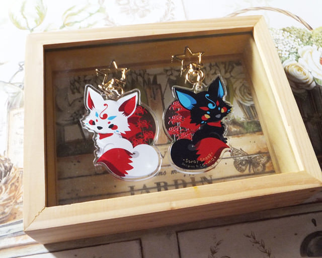 c-ma+ 白・黒狐と彼岸花 アクリルキーホルダー